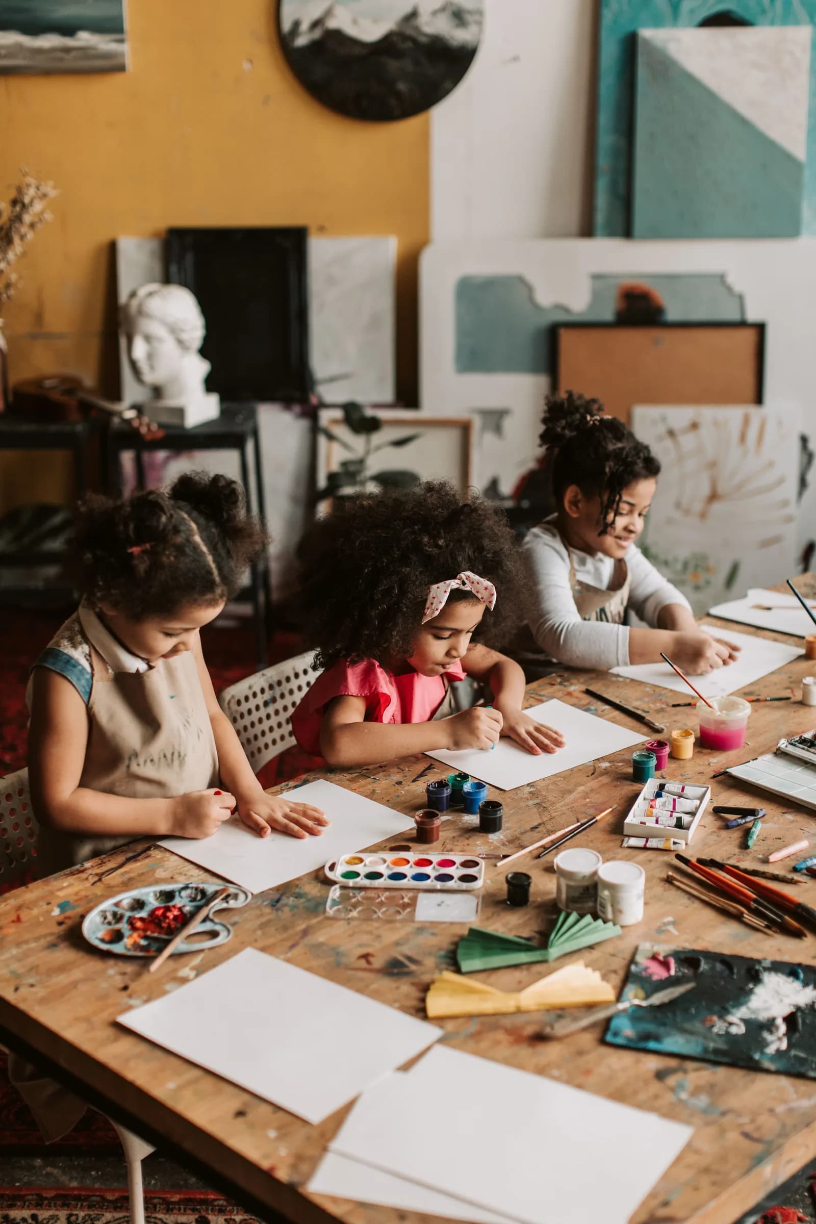 Anak-anak mengikuti kelas seni bersama